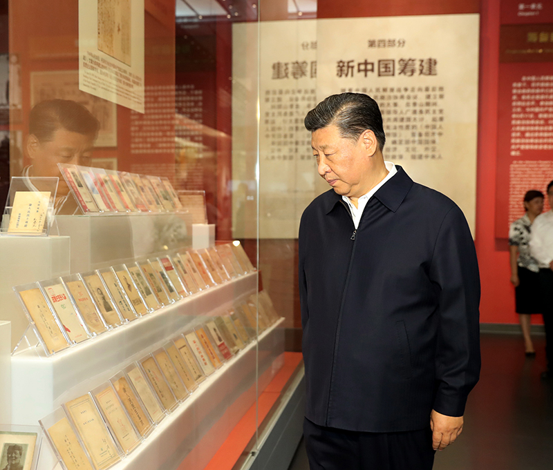 9月12日，中共中央總書(shū)記、國(guó)家主席、中央軍委主席習(xí)近平視察中共中央北京香山革命紀(jì)念地。這是習(xí)近平在香山革命紀(jì)念館參觀《為新中國(guó)奠基》主題展覽。