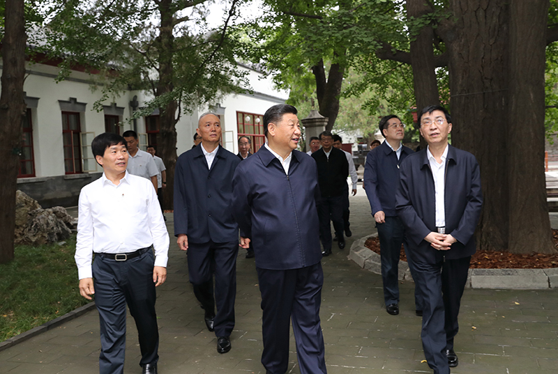 9月12日，中共中央總書(shū)記、國(guó)家主席、中央軍委主席習(xí)近平視察中共中央北京香山革命紀(jì)念地。這是習(xí)近平瞻仰雙清別墅。