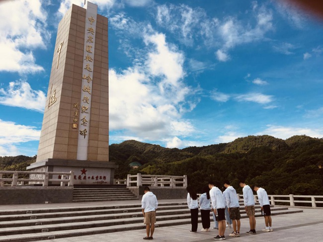 實(shí)踐隊(duì)向松毛嶺戰(zhàn)役中犧牲的烈士鞠躬默哀。福建船政交通職業(yè)學(xué)院供圖